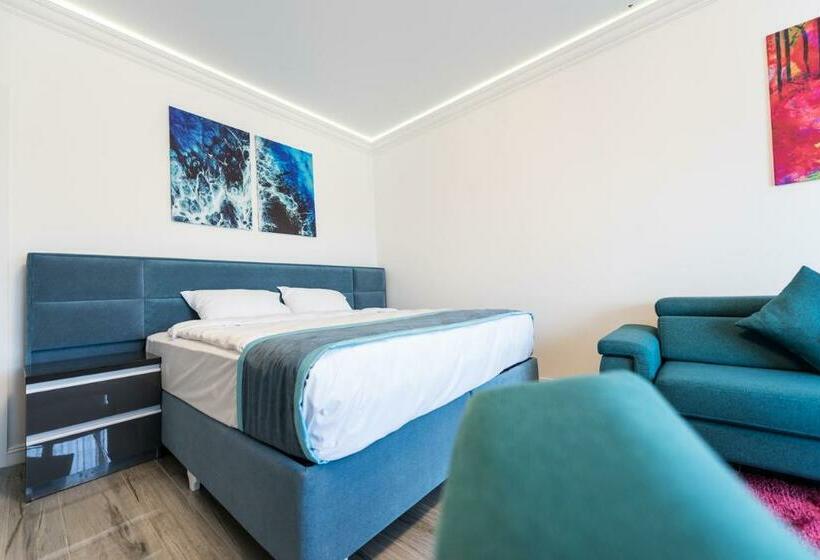 استودیوی استاندارد, Mamaia White Tower