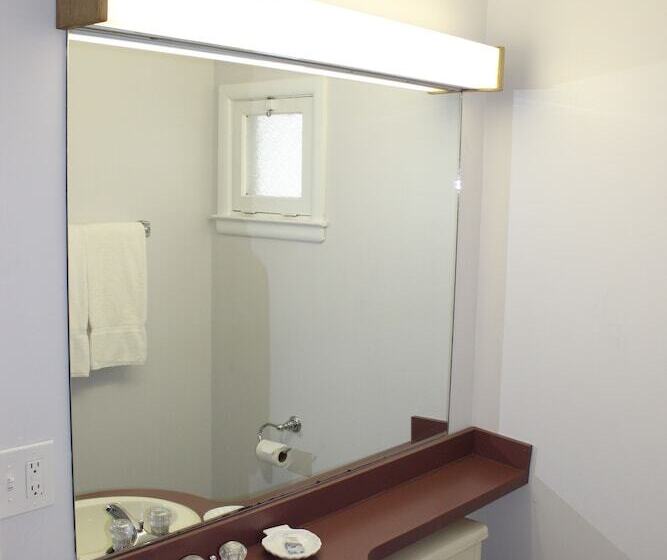 디럭스 룸, Admiral Motel