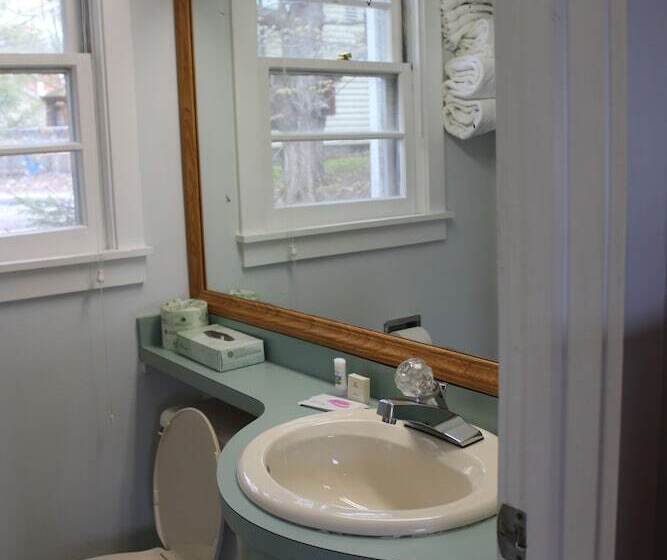 스탠다드 룸 더블 침대 2개, Admiral Motel