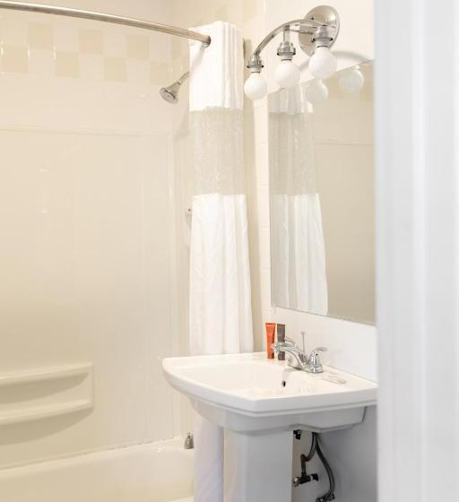 디럭스 룸, Admiral Motel