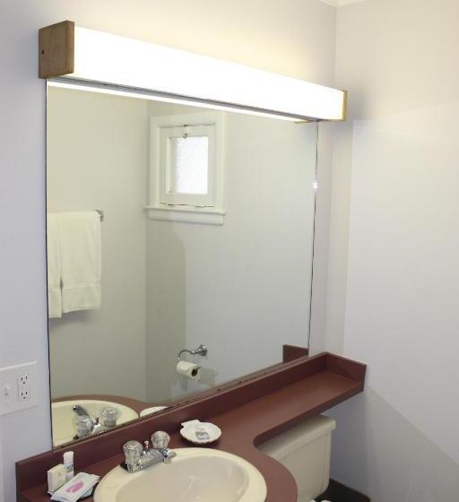 디럭스 룸, Admiral Motel