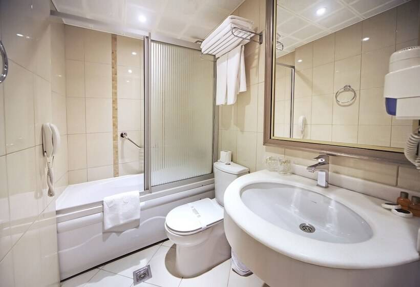 اتاق استاندارد سه نفره, The Parma Hotel Downtown