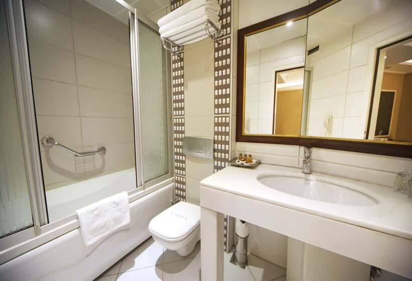 اتاق استاندارد سه نفره, The Parma Hotel Downtown