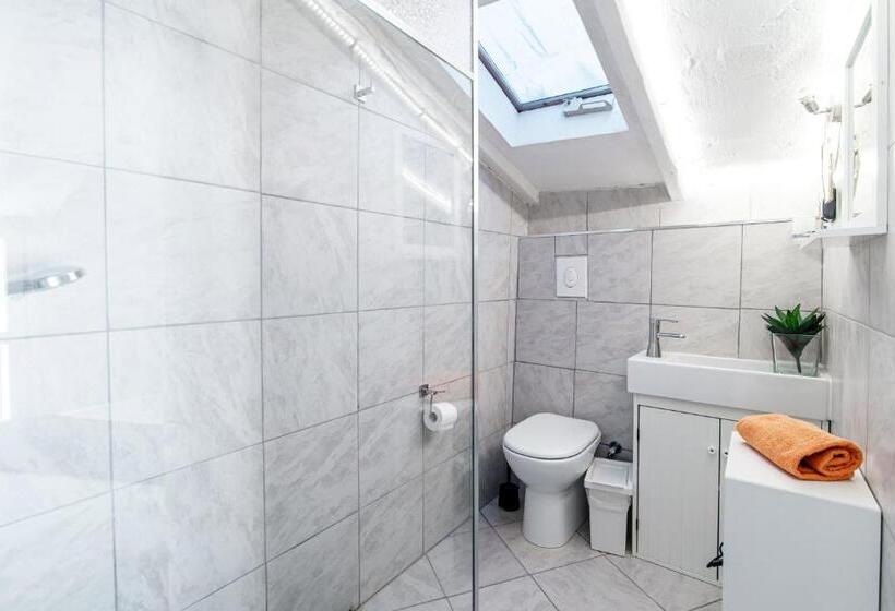 スタンダードスタジオ, Joivy Al Duomo Guest House