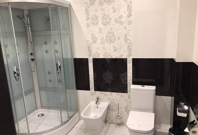 패밀리 스튜디오, Prestige Hotel Seven Kings