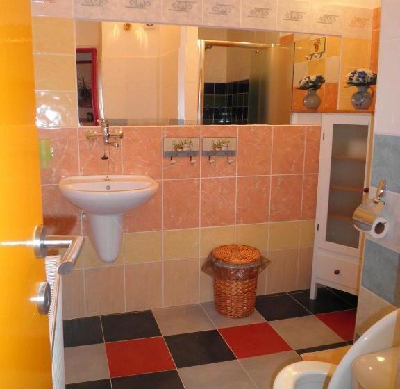 Négyágyas Standard Szoba Közös Fürdővel, Penzion Hugo