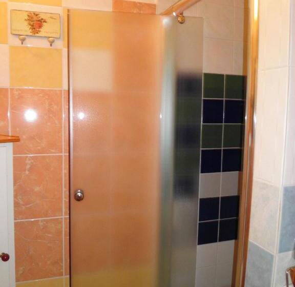 Egyágyas Standard Szoba Megosztott Fürdővel, Penzion Hugo