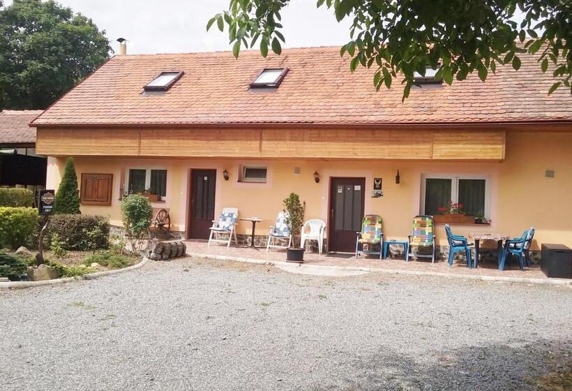 1 Szobás Apartman Erkéllyel, Penzion Hugo