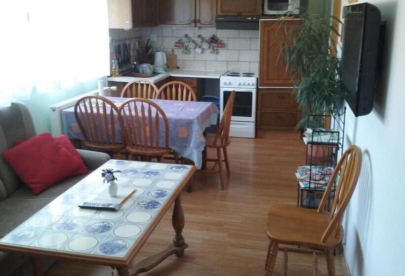 1 Szobás Apartman Erkéllyel, Penzion Hugo