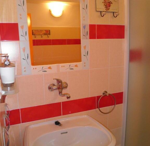 Gazdaság Négyágyas szoba közös fürdőszobával, Penzion Hugo