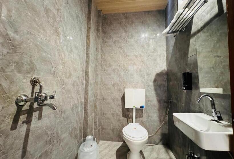 اتاق لوکس خانوادگی, Suryodaya