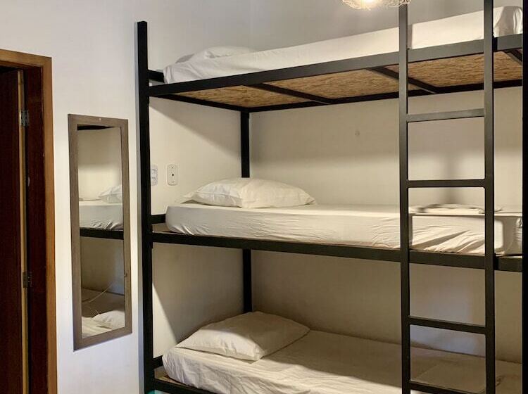 تختخواب در اتاق مشترک, A Coroa Hostel & Suites