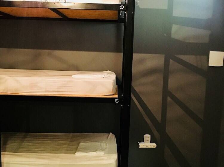 تختخواب در اتاق مشترک, A Coroa Hostel & Suites