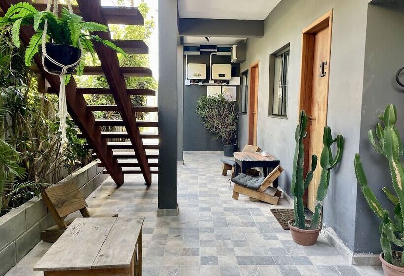 سوییت سوپریور, A Coroa Hostel & Suites