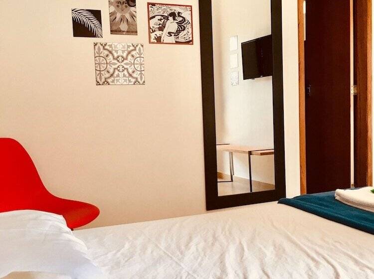 سوییت سوپریور, A Coroa Hostel & Suites