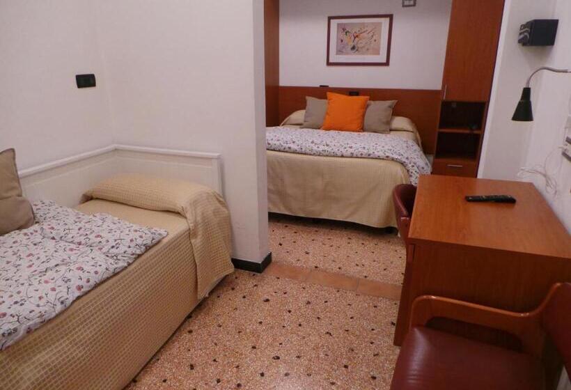 غرفة قياسية ثلاثية مزودة بشرفة, Europa