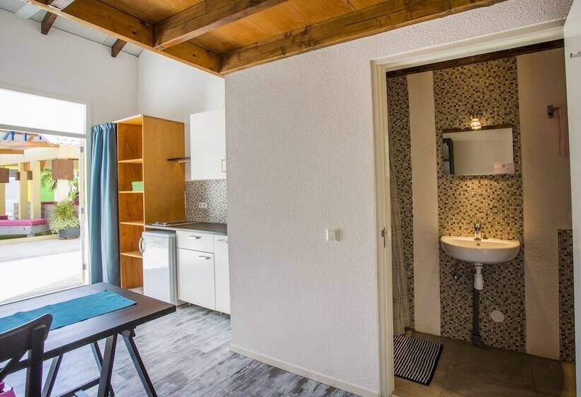 استودیوی لوکس, Willemstad Resort