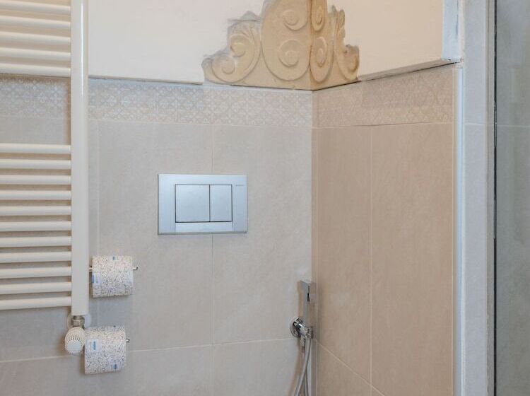 标准间, Palazzo Degli Abati