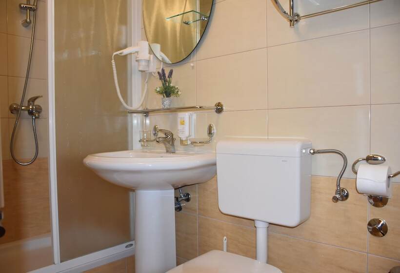 غرفة قياسية مطلّة علي البحر مزوَّدة بتراس, Villa Mila