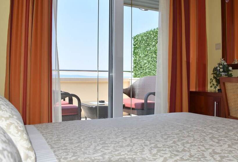 غرفة قياسية مطلّة علي البحر مزوَّدة بتراس, Villa Mila