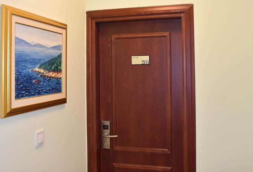 غرفة قياسية مطلّة علي البحر, Villa Mila