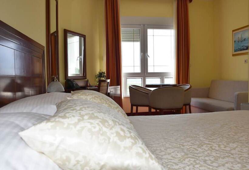 غرفة قياسية مطلّة علي البحر, Villa Mila