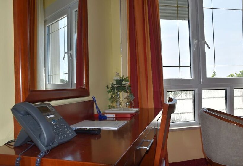 غرفة قياسية مطلّة علي البحر, Villa Mila