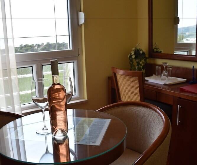 غرفة قياسية مطلّة علي البحر, Villa Mila