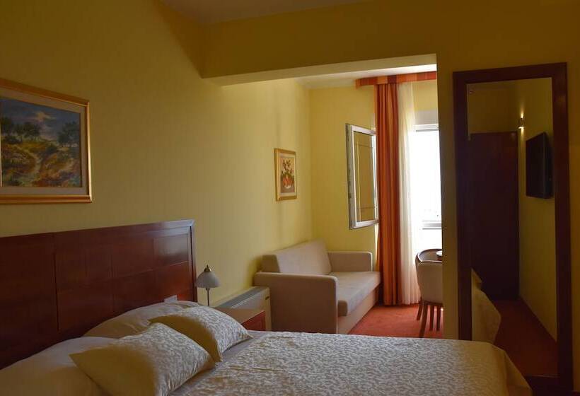 غرفة قياسية مطلّة علي البحر, Villa Mila