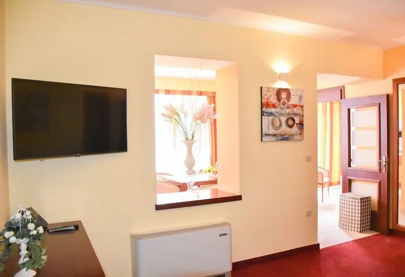 1 Schlafzimmer Apartment mit Terrasse Poolblick, Villa Mila