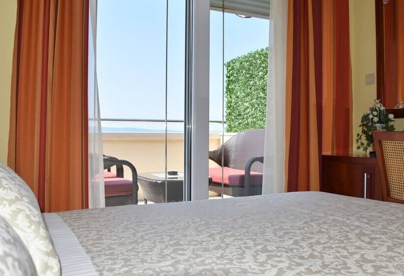 غرفة قياسية مطلّة علي البحر مزوَّدة بتراس, Villa Mila