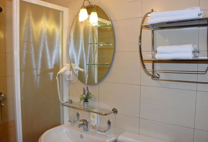 غرفة قياسية مطلّة علي البحر, Villa Mila