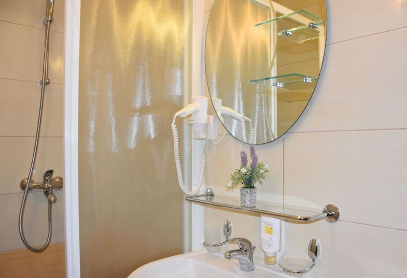 غرفة قياسية مطلّة علي البحر, Villa Mila