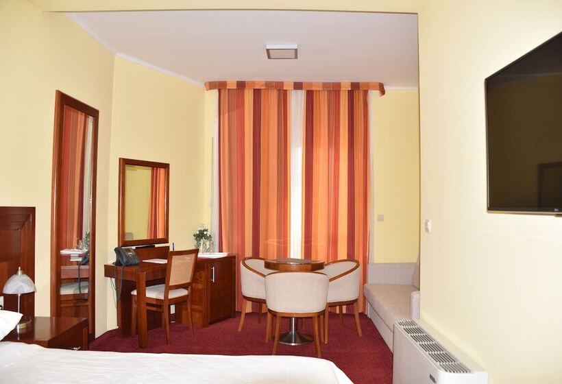 غرفة قياسية مطلّة علي البحر, Villa Mila