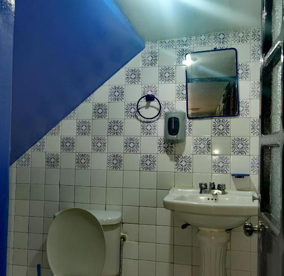 اتاق استاندارد چهارنفره با سرویس بهداشتی مشترک, The Roof Backpackers