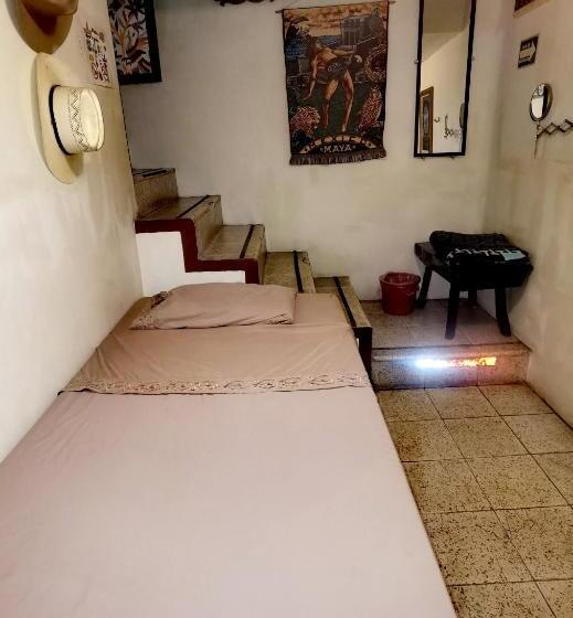 اتاق استاندارد با سرویس بهداشتی مشترک, The Roof Backpackers