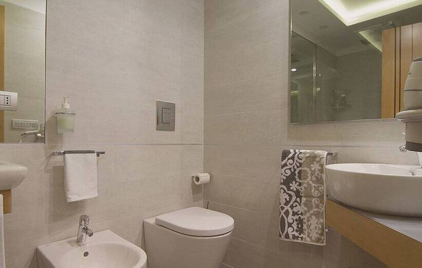 اتاق لوکس چهار تخته, La Strada Parlata