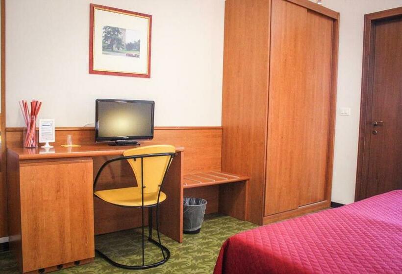 חדר סופריור לשלושה, Centrale