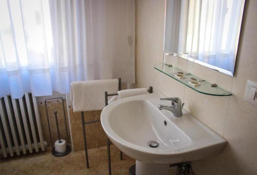 חדר סופריור לשלושה, Centrale