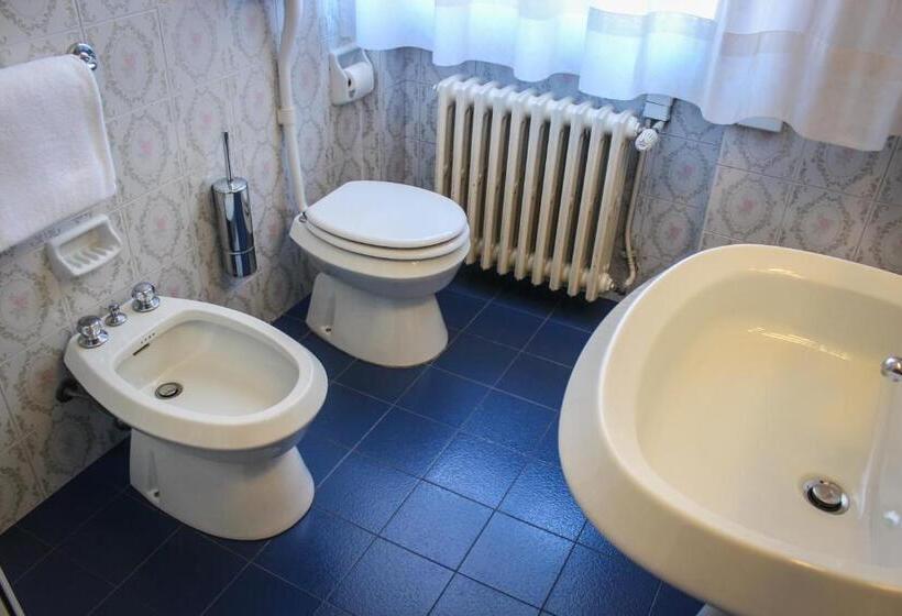 חדר סטנדרט לשלושה, Centrale