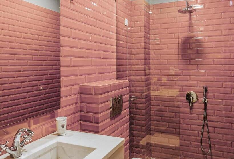 غرفة قياسية ثلاثية, Its Kale Boutique