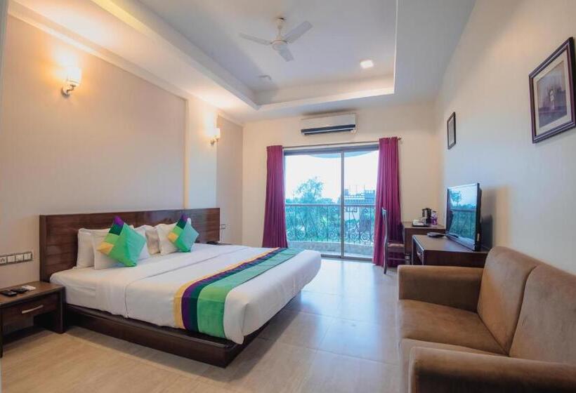 اتاق لوکس, Treebo Reveniir Resort