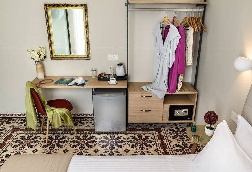 جناح جونيور مزوَّد بشرفة, Mosaic