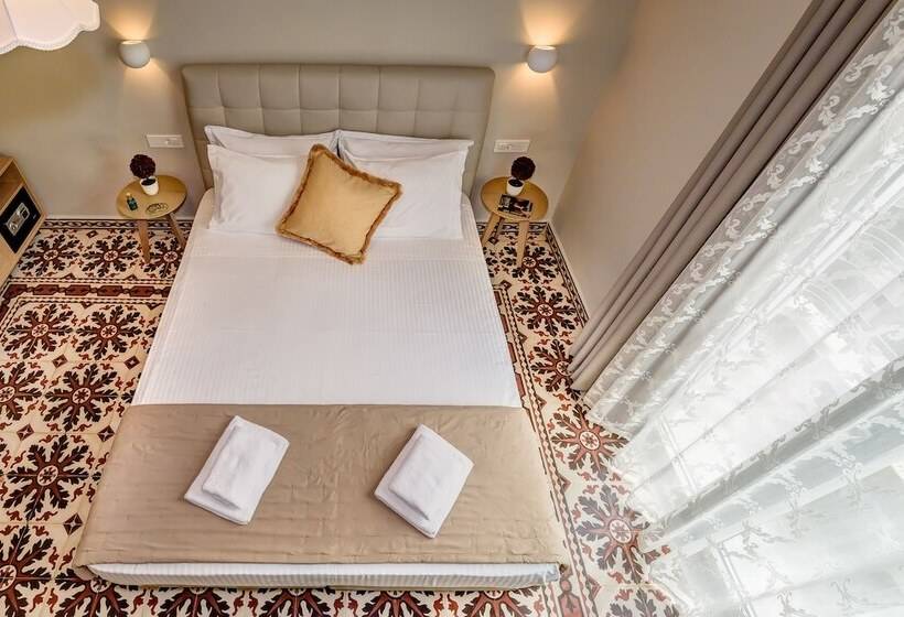 جناح جونيور مزوَّد بشرفة, Mosaic