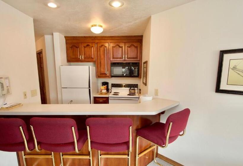 جناح مطلّ علي حمام السباحة, Baileys Harbor Yacht Club Resort