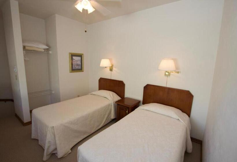 جناح, Baileys Harbor Yacht Club Resort