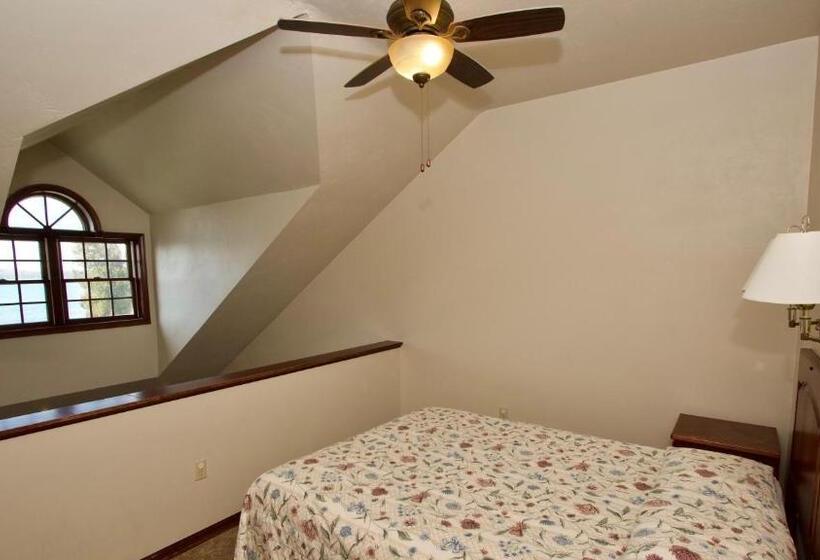 جناح, Baileys Harbor Yacht Club Resort