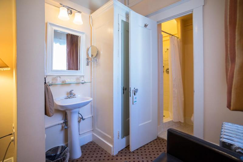 غرفة قياسية, The Andrews