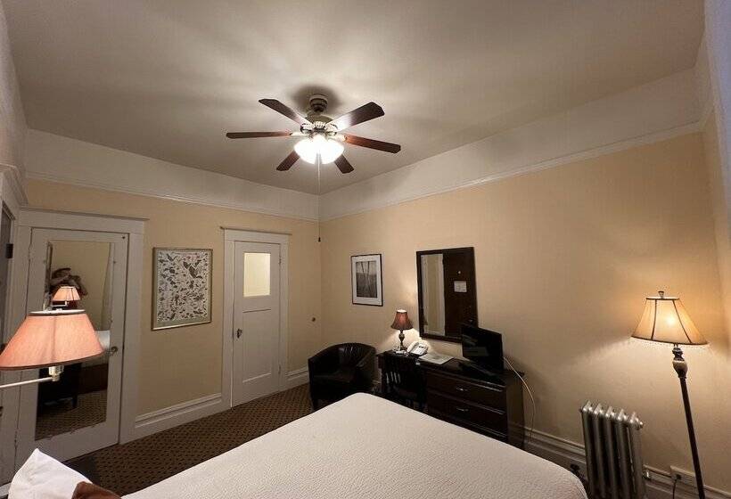 غرفة قياسية سرير مزدوج, The Andrews