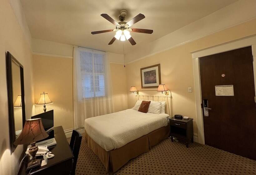 غرفة قياسية سرير مزدوج, The Andrews